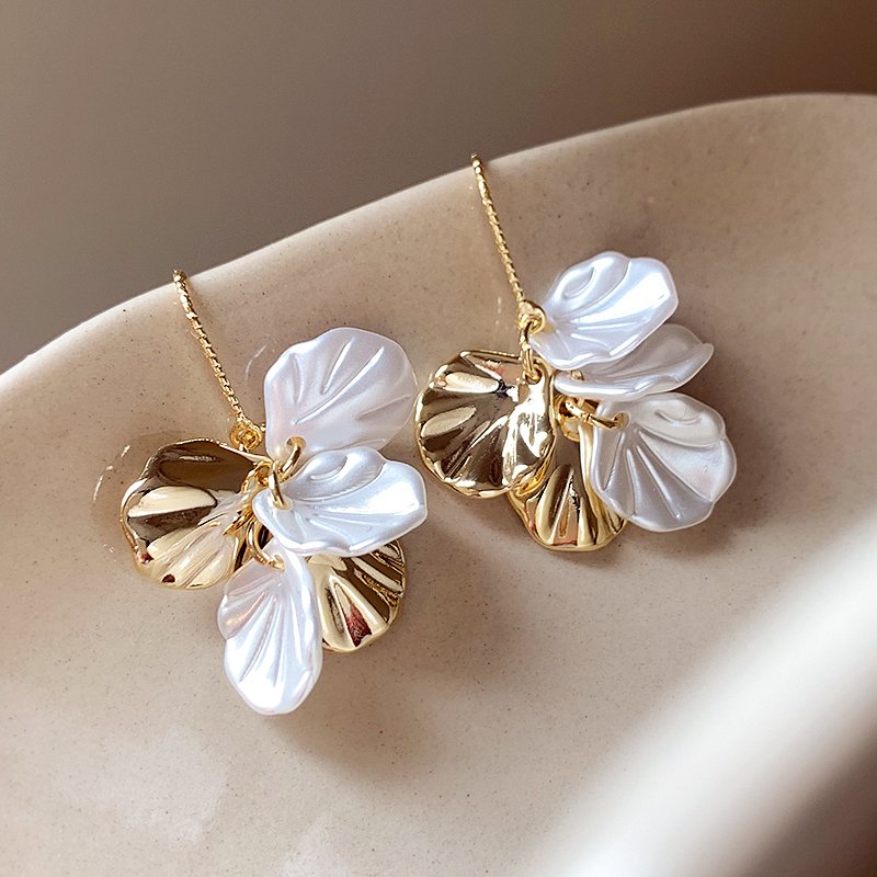 Shell flower unique earrings 2024 new hot item light luxury high-end temperament earrings female niche design earrings