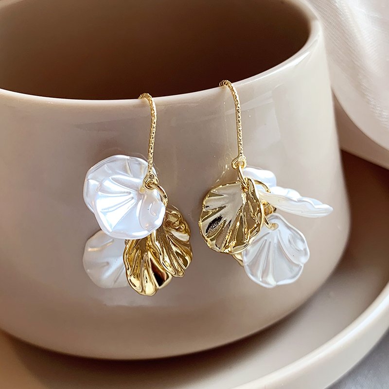 Shell flower unique earrings 2024 new hot item light luxury high-end temperament earrings female niche design earrings