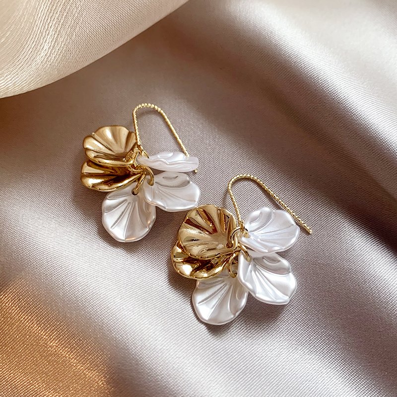 Shell flower unique earrings 2024 new hot item light luxury high-end temperament earrings female niche design earrings