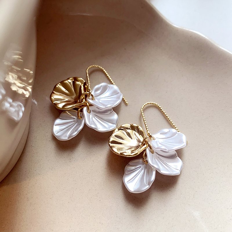 Shell flower unique earrings 2024 new hot item light luxury high-end temperament earrings female niche design earrings