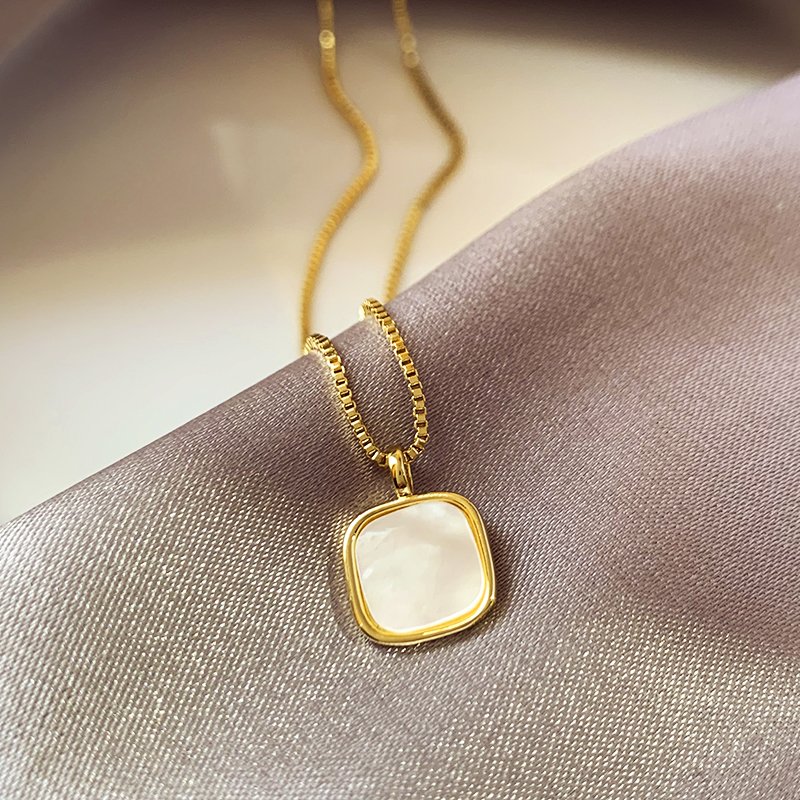 Shell geometric necklace for women, light luxury, niche, high-end, collarbone chain, 2024 new popular style, temperament necklace