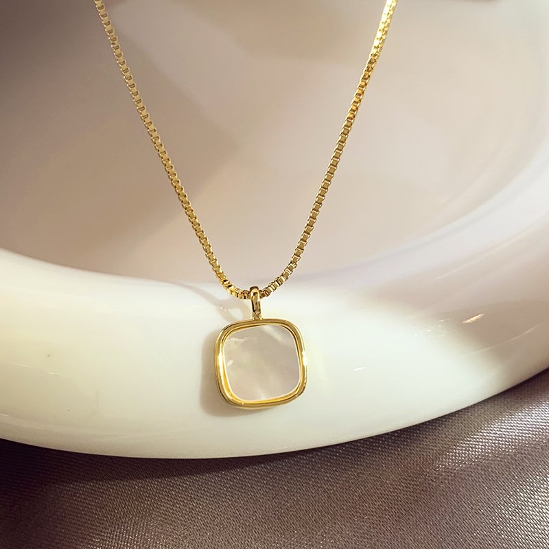 Shell geometric necklace for women, light luxury, niche, high-end, collarbone chain, 2024 new popular style, temperament necklace