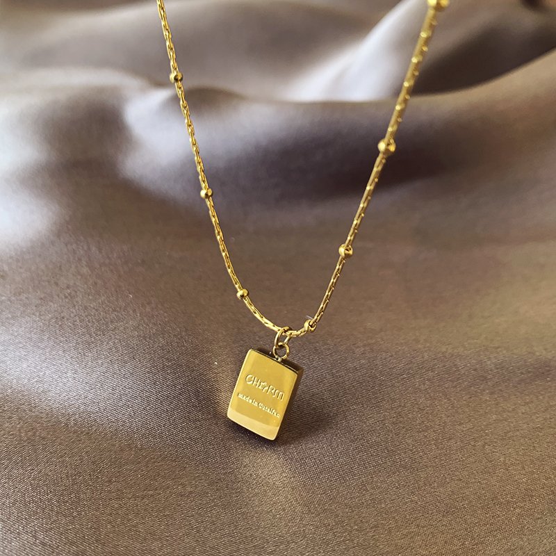 Small gold brick titanium steel necklace for women, light luxury, high-end temperament, collarbone chain, 2024 new popular necklace