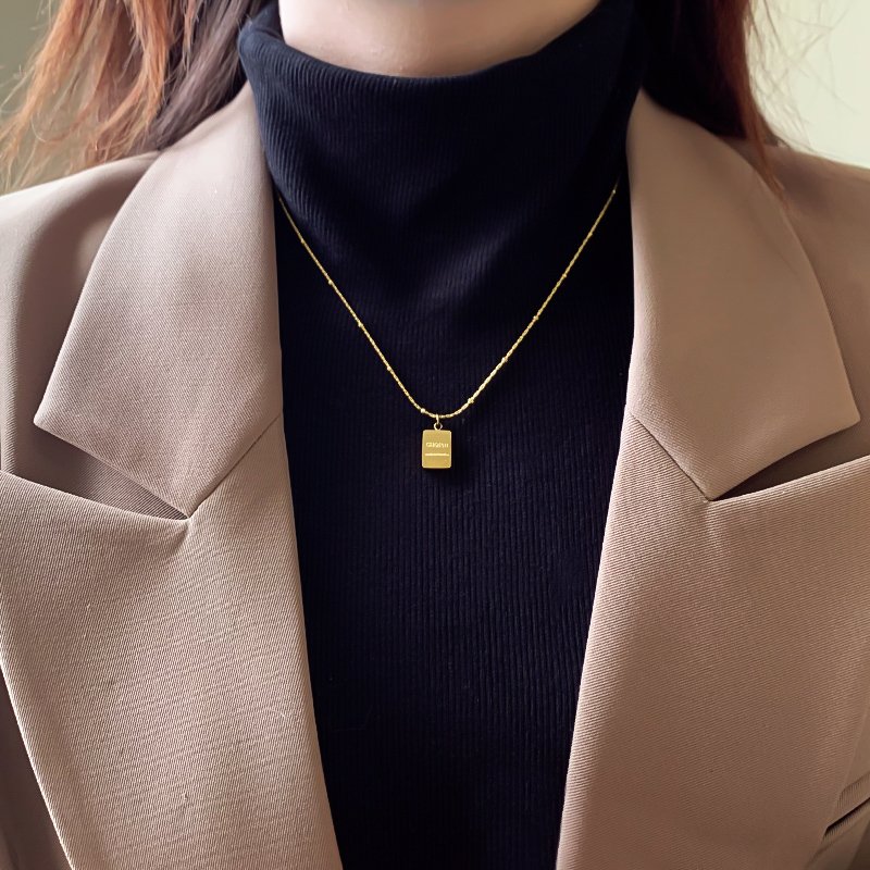 Small gold brick titanium steel necklace for women, light luxury, high-end temperament, collarbone chain, 2024 new popular necklace