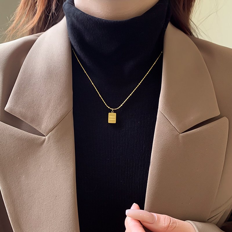 Small gold brick titanium steel necklace for women, light luxury, high-end temperament, collarbone chain, 2024 new popular necklace