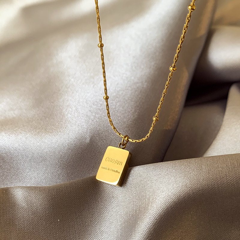 Small gold brick titanium steel necklace for women, light luxury, high-end temperament, collarbone chain, 2024 new popular necklace