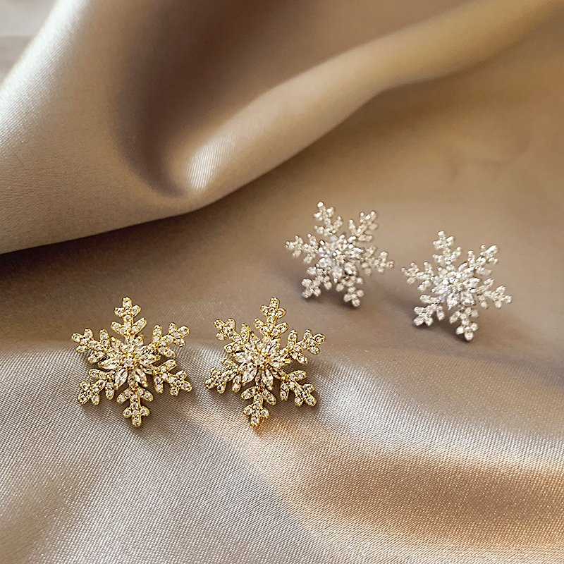 Snowflake earrings 2024 new popular style earrings, women's light luxury high-end sense, niche unique ear accessories