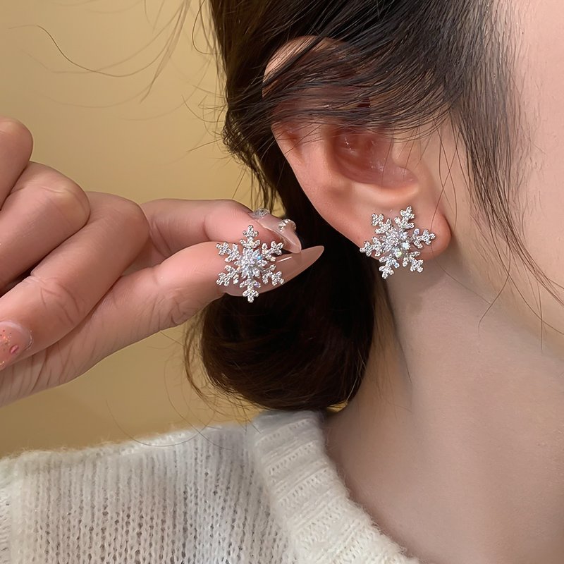 Snowflake earrings 2024 new popular style earrings, women's light luxury high-end sense, niche unique ear accessories