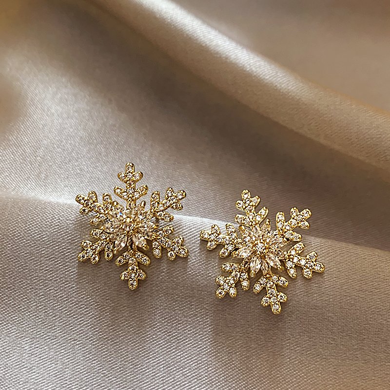 Snowflake earrings 2024 new popular style earrings, women's light luxury high-end sense, niche unique ear accessories