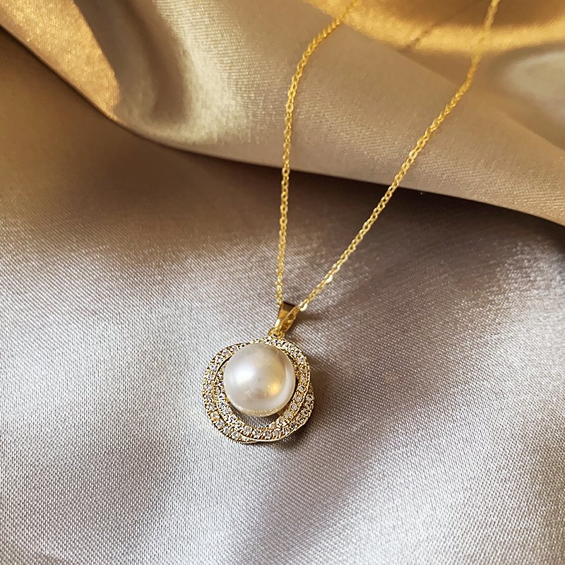 Spiral pearl necklace for women, light luxury, niche, high-end temperament, collarbone chain, 2024 new popular necklace