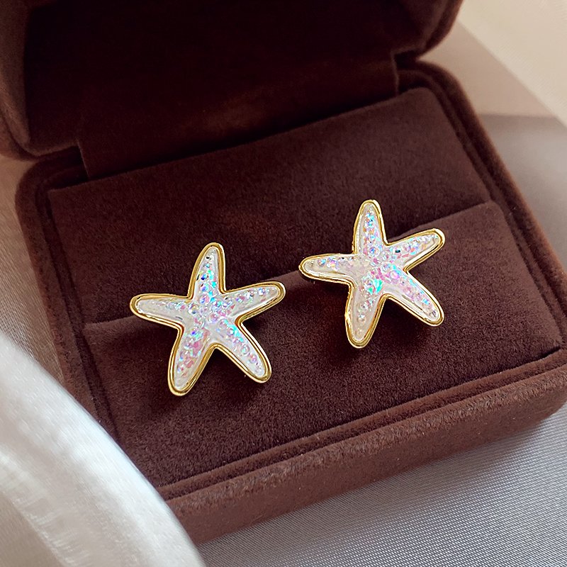 Star earrings, women's light luxury high-end earrings, 2024 new popular item, niche unique design earrings