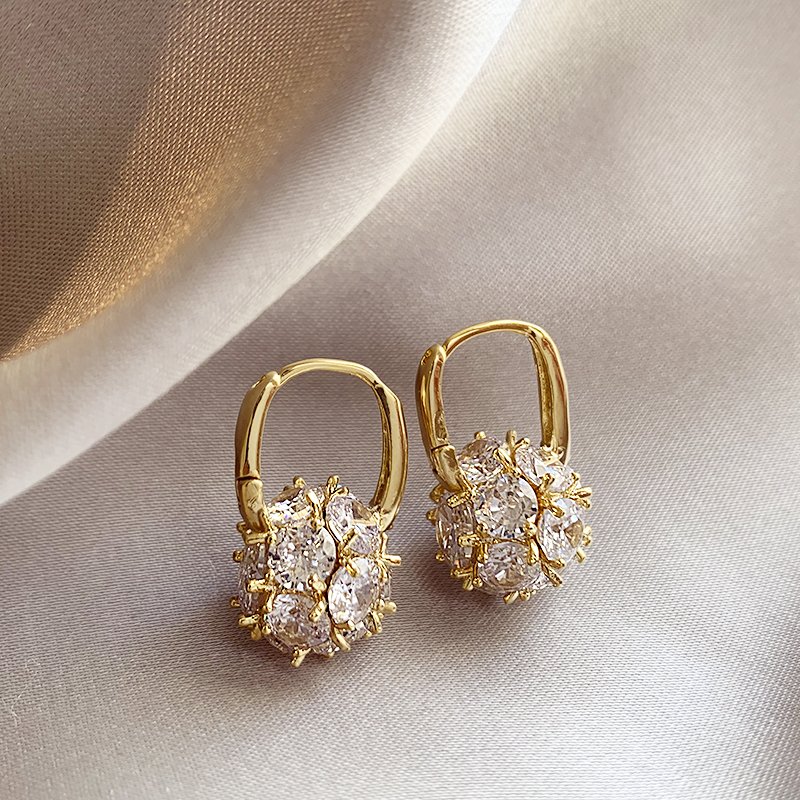 Super sparkling zircon round earrings for women with a light luxury temperament, 2024 new popular unique earrings, high-end earrings