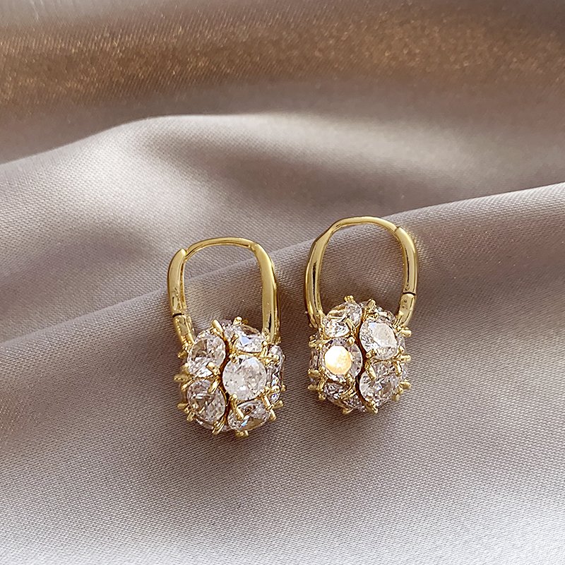 Super sparkling zircon round earrings for women with a light luxury temperament, 2024 new popular unique earrings, high-end earrings