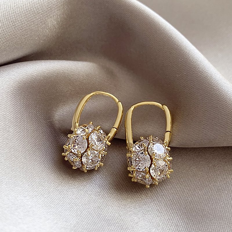 Super sparkling zircon round earrings for women with a light luxury temperament, 2024 new popular unique earrings, high-end earrings