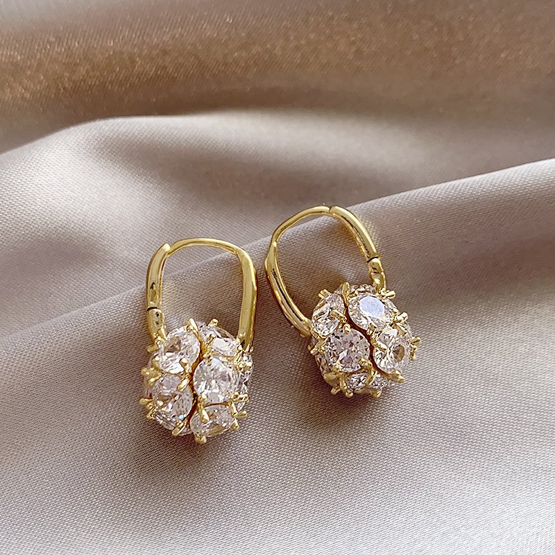 Super sparkling zircon round earrings for women with a light luxury temperament, 2024 new popular unique earrings, high-end earrings