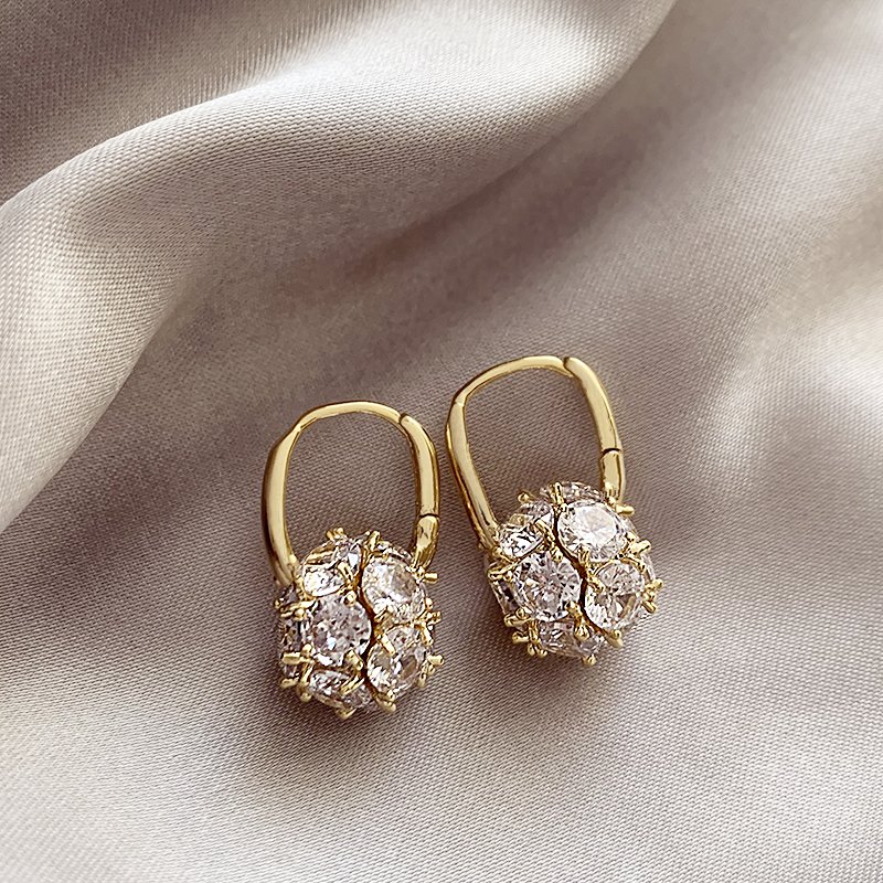 Super sparkling zircon round earrings for women with a light luxury temperament, 2024 new popular unique earrings, high-end earrings