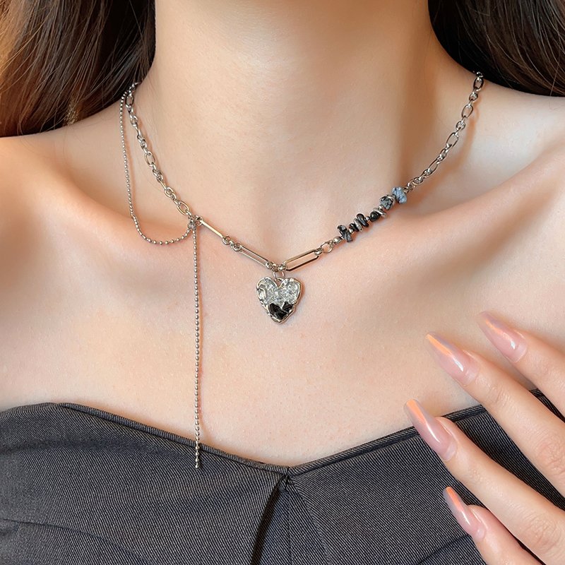 Sweet and Cool Love Zircon Necklace for Women 2024 New Popular Item Clavicle Chain Light Luxury Niche Neck Chain Accessories High End