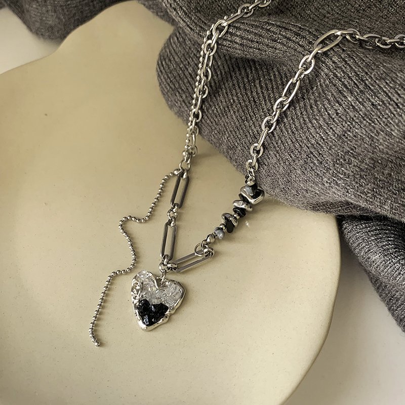 Sweet and Cool Love Zircon Necklace for Women 2024 New Popular Item Clavicle Chain Light Luxury Niche Neck Chain Accessories High End