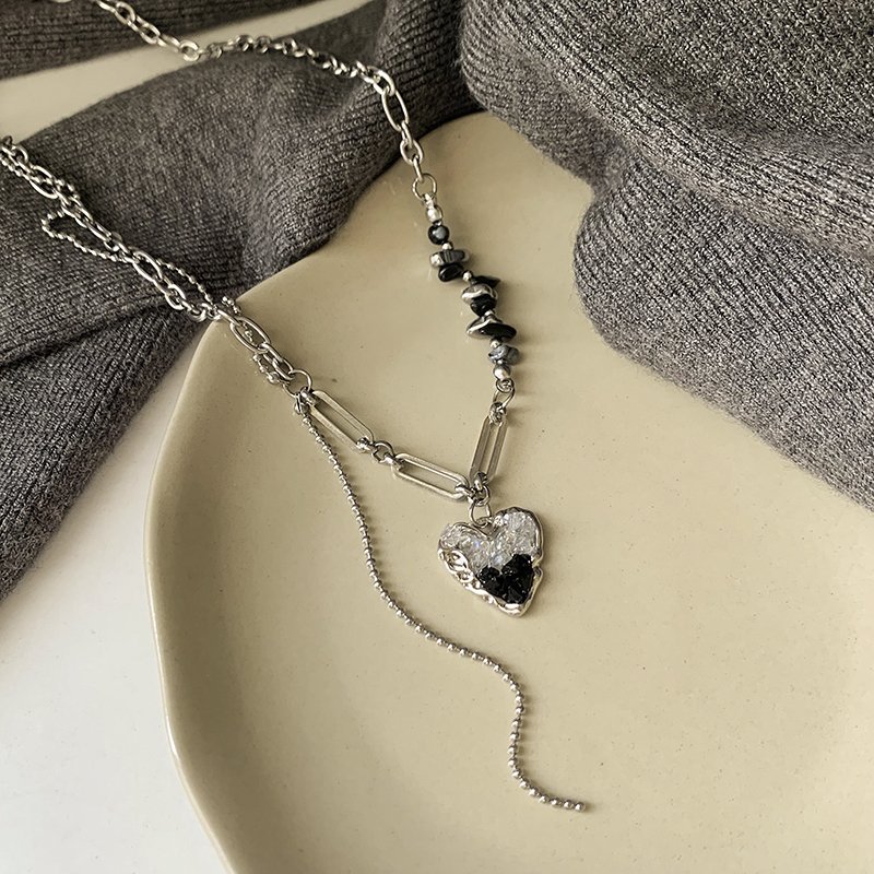 Sweet and Cool Love Zircon Necklace for Women 2024 New Popular Item Clavicle Chain Light Luxury Niche Neck Chain Accessories High End