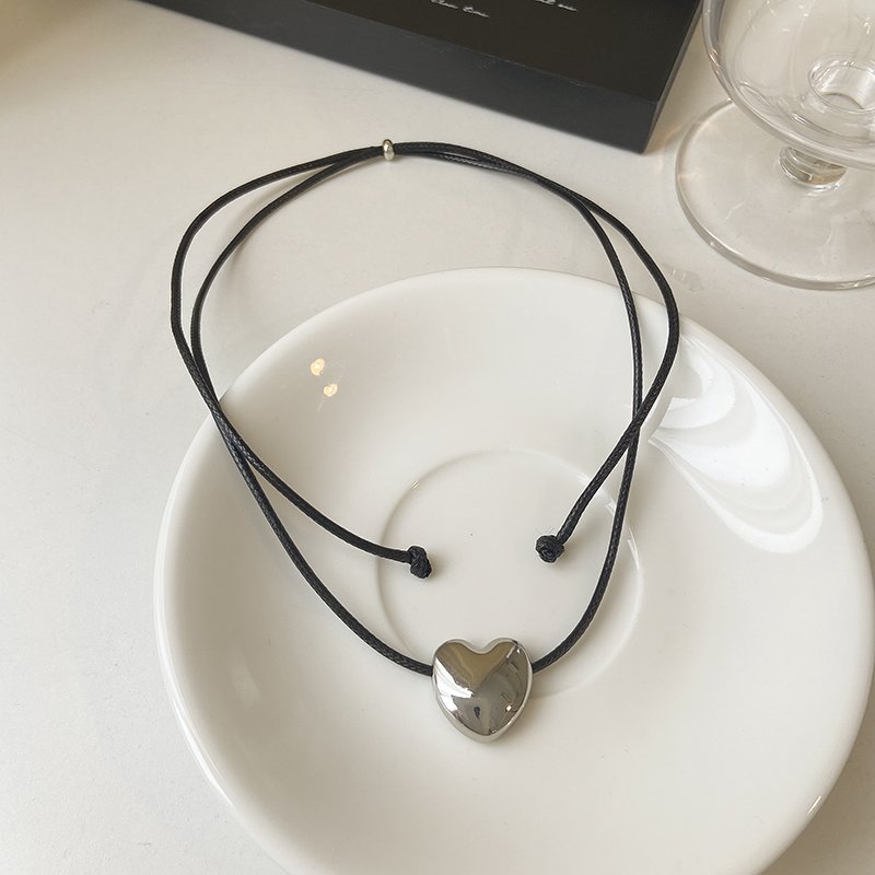 Sweet and cool heart tied necklace for women, niche and high-end, drawstring collarbone chain, 2024 new popular necklace