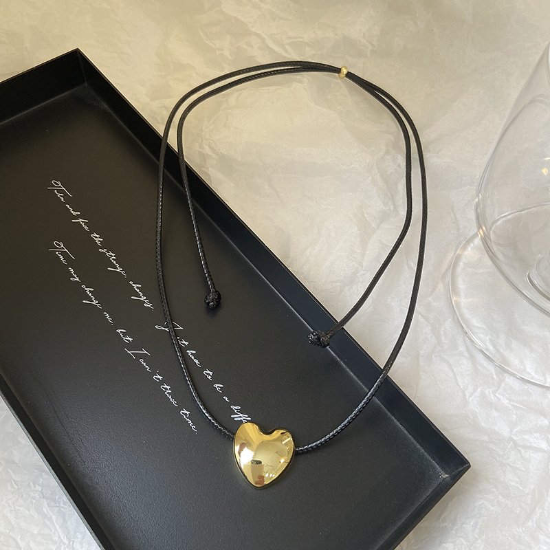 Sweet and cool heart tied necklace for women, niche and high-end, drawstring collarbone chain, 2024 new popular necklace