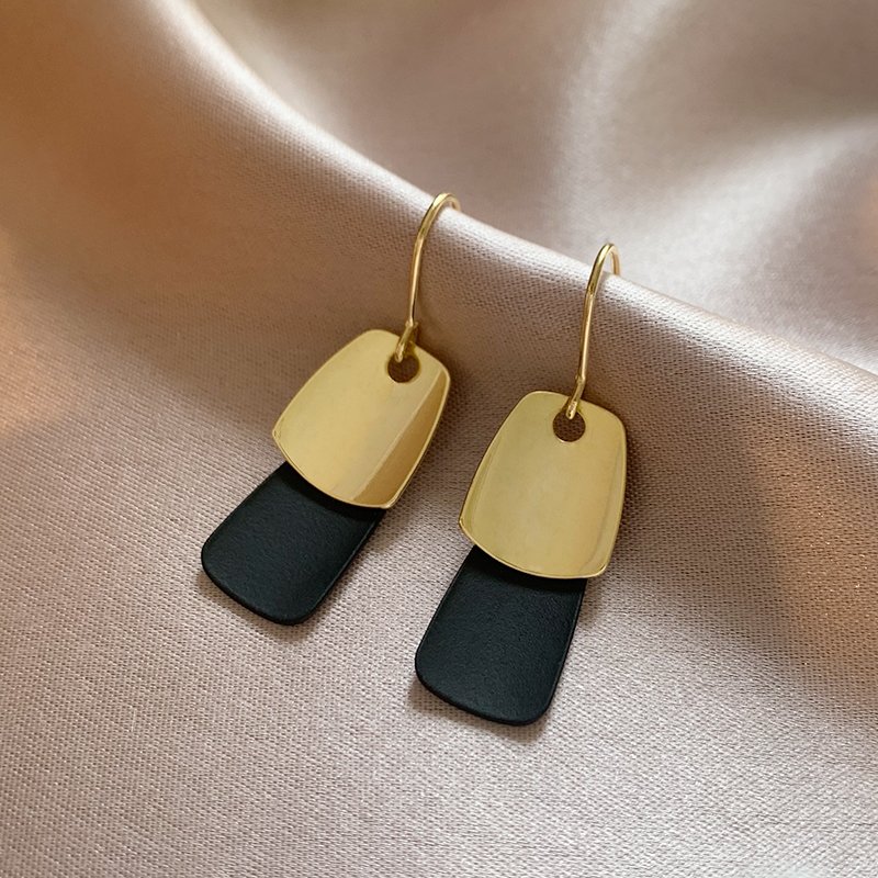 Temperament Black Earrings for Women 2024 New Popular High End Earrings Summer Earrings Light Luxury, Small and Unique Earrings