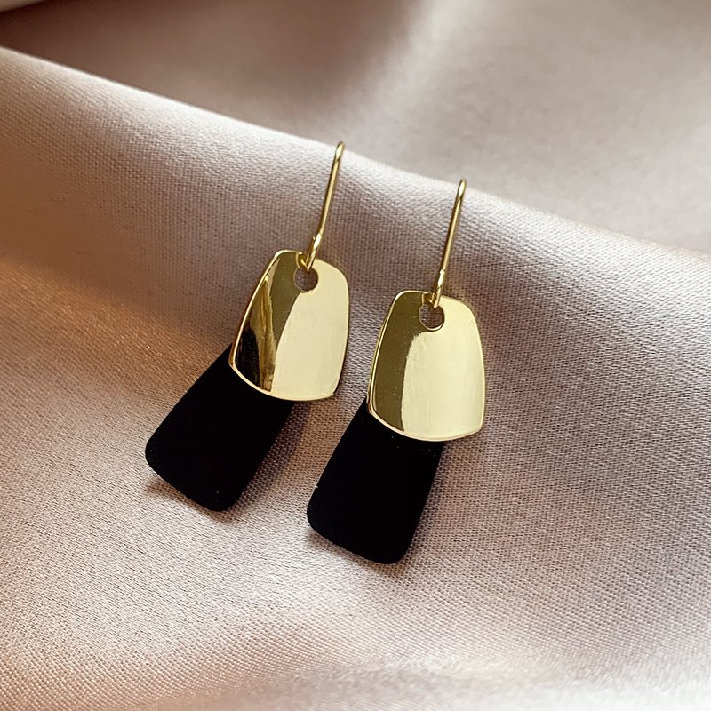 Temperament Black Earrings for Women 2024 New Popular High End Earrings Summer Earrings Light Luxury, Small and Unique Earrings