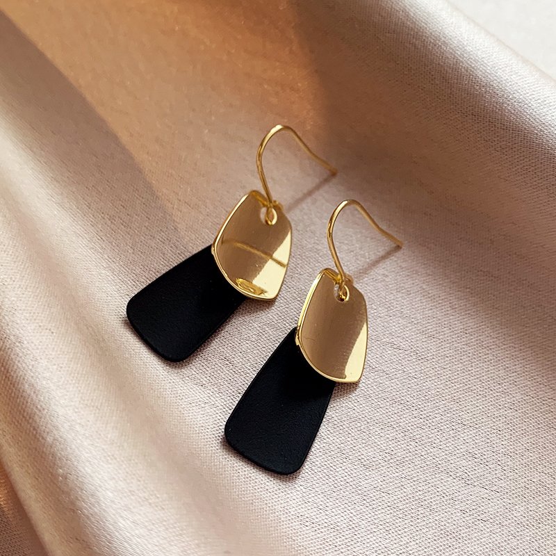 Temperament Black Earrings for Women 2024 New Popular High End Earrings Summer Earrings Light Luxury, Small and Unique Earrings