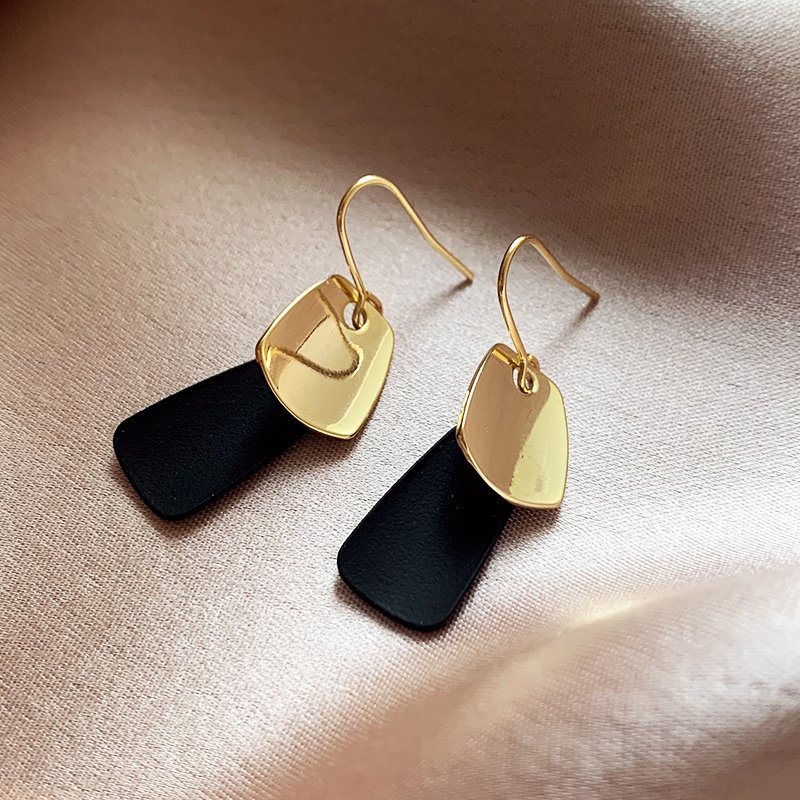 Temperament Black Earrings for Women 2024 New Popular High End Earrings Summer Earrings Light Luxury, Small and Unique Earrings