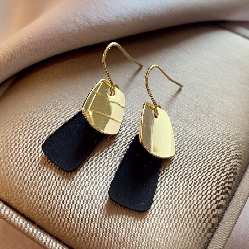 Temperament Black Earrings for Women 2024 New Popular High End Earrings Summer Earrings Light Luxury, Small and Unique Earrings