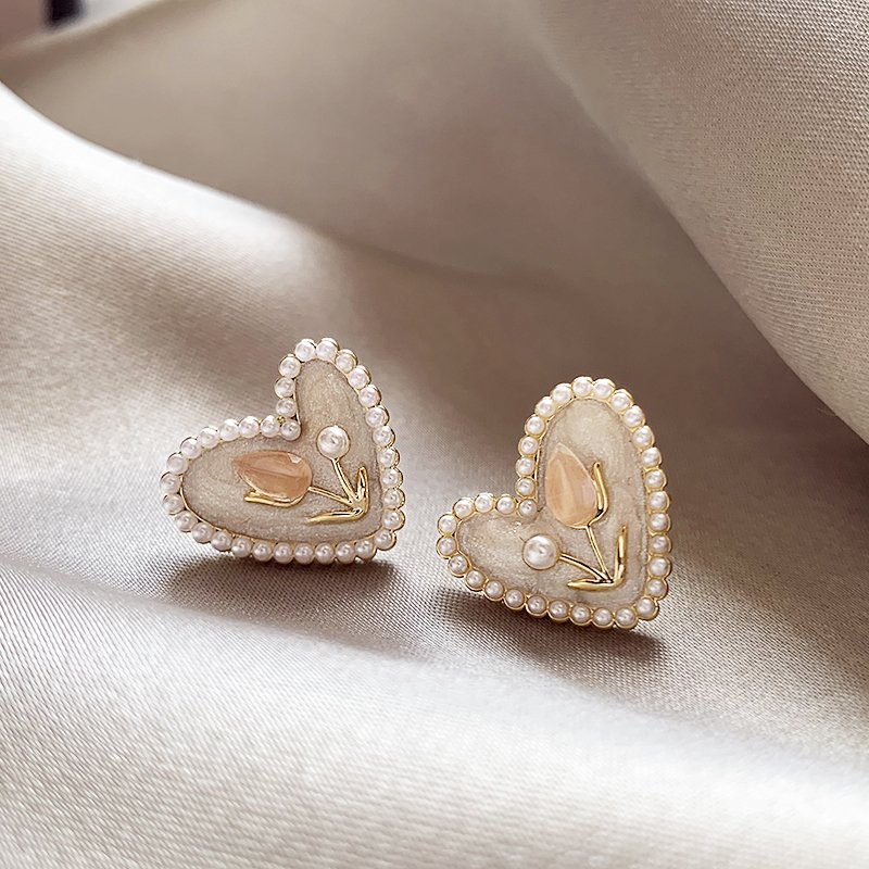 Tulip Love Pearl Earrings for Women 2024 New Explosive Style Earrings with Light Luxury, High Grade, and Niche Earrings