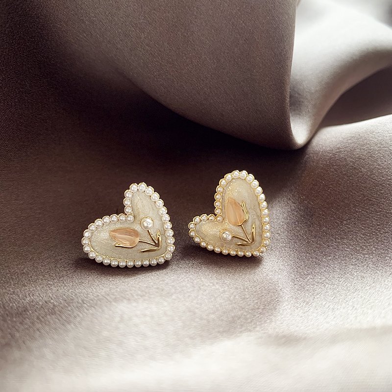 Tulip Love Pearl Earrings for Women 2024 New Explosive Style Earrings with Light Luxury, High Grade, and Niche Earrings