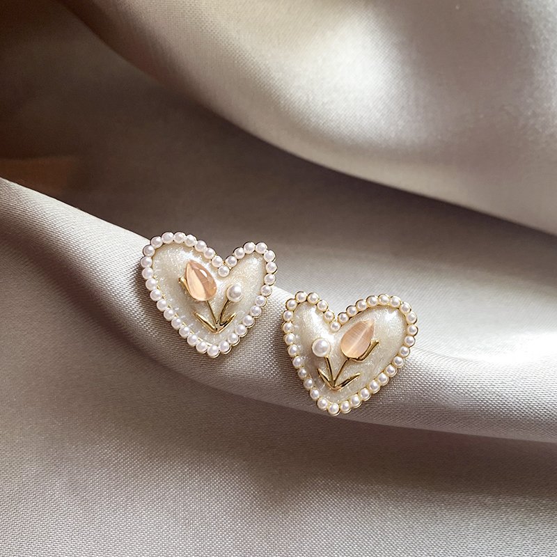 Tulip Love Pearl Earrings for Women 2024 New Explosive Style Earrings with Light Luxury, High Grade, and Niche Earrings