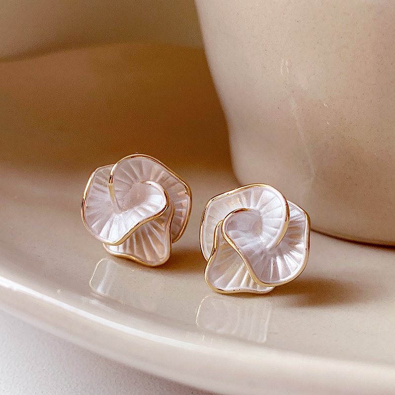 Unique Camellia Earrings for Women 2024 New Popular High End Earrings with Elegant and Luxurious Charm, Small and Unique Earrings