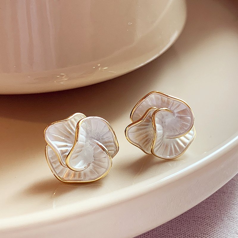 Unique Camellia Earrings for Women 2024 New Popular High End Earrings with Elegant and Luxurious Charm, Small and Unique Earrings