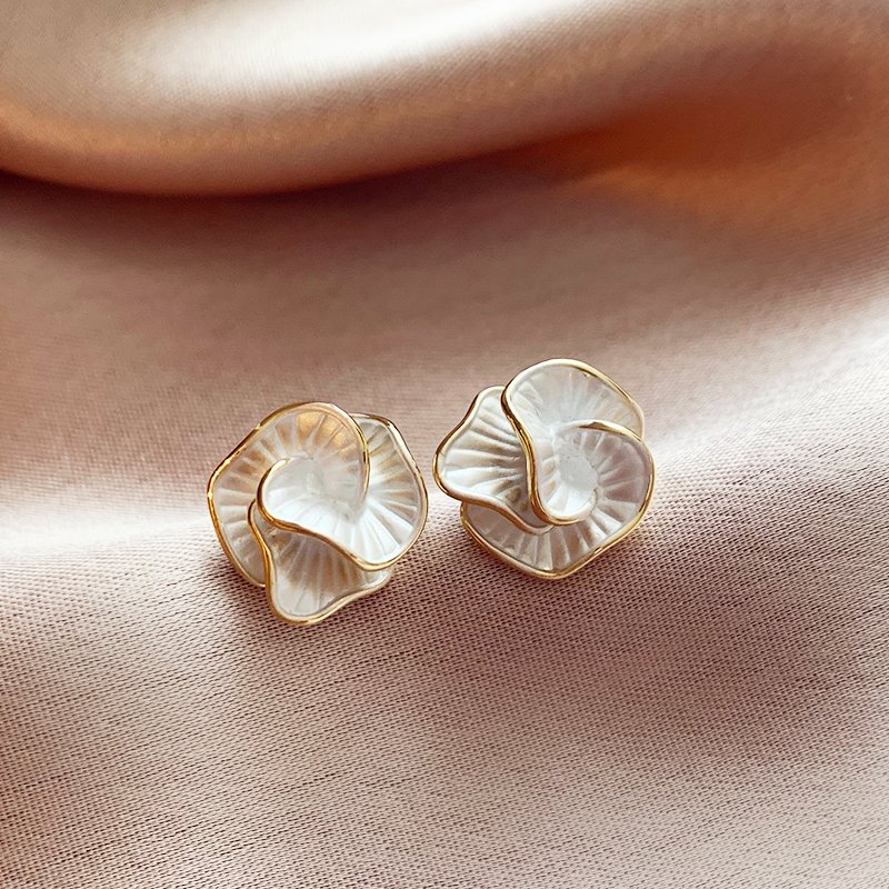 Unique Camellia Earrings for Women 2024 New Popular High End Earrings with Elegant and Luxurious Charm, Small and Unique Earrings