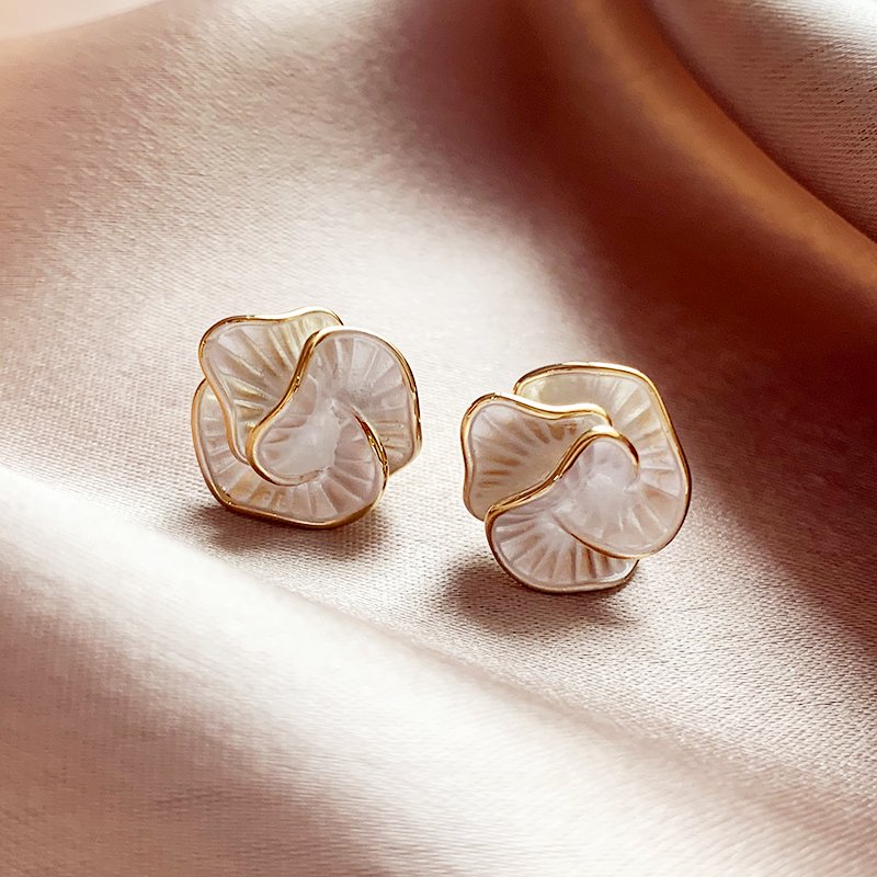 Unique Camellia Earrings for Women 2024 New Popular High End Earrings with Elegant and Luxurious Charm, Small and Unique Earrings