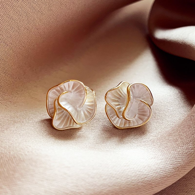 Unique Camellia Earrings for Women 2024 New Popular High End Earrings with Elegant and Luxurious Charm, Small and Unique Earrings