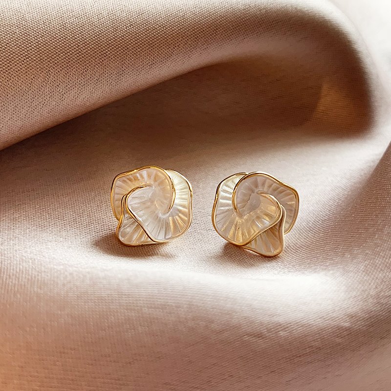 Unique Camellia Earrings for Women 2024 New Popular High End Earrings with Elegant and Luxurious Charm, Small and Unique Earrings