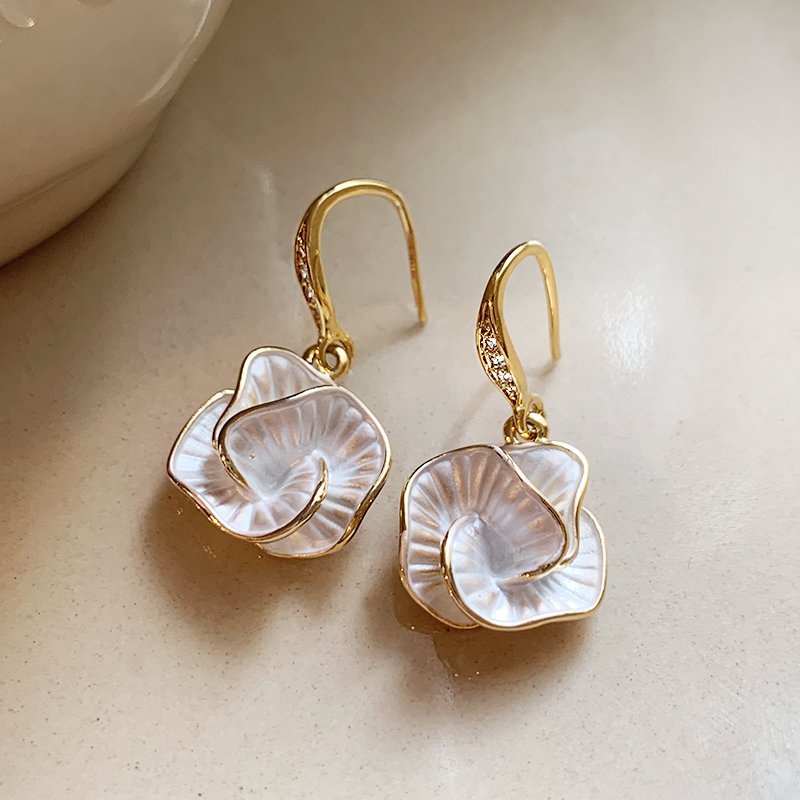 Unique Camellia Flower Earrings 2024 New Explosive High end Summer Earrings for Women with Light Luxury Charm Earrings and Earrings