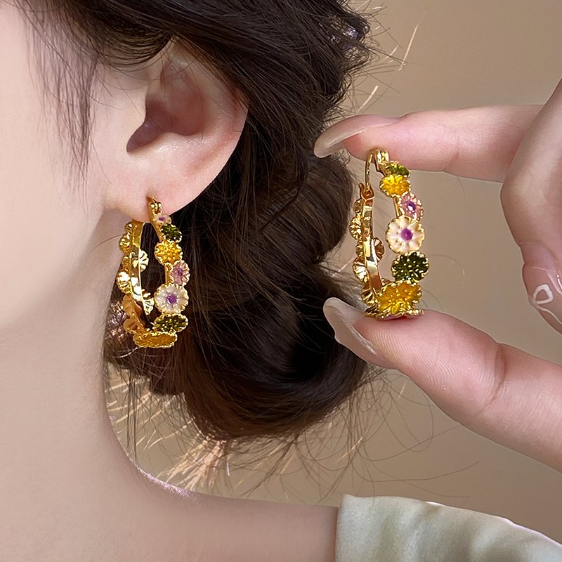 Unique circle earrings with a light luxury and high-end feel, daisy flower earrings, female 2024 new popular earrings, temperament earrings