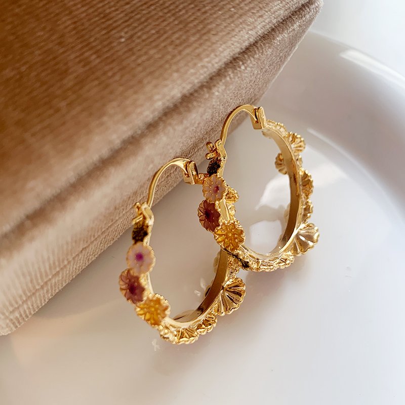 Unique circle earrings with a light luxury and high-end feel, daisy flower earrings, female 2024 new popular earrings, temperament earrings