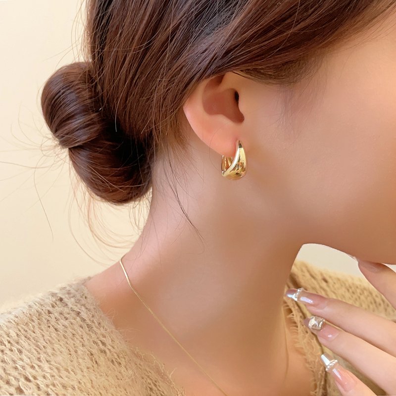 Water droplet plain ring earrings for women with a light luxury and high-end feel, unique earrings, 2024 new popular gold temperament earrings, earrings