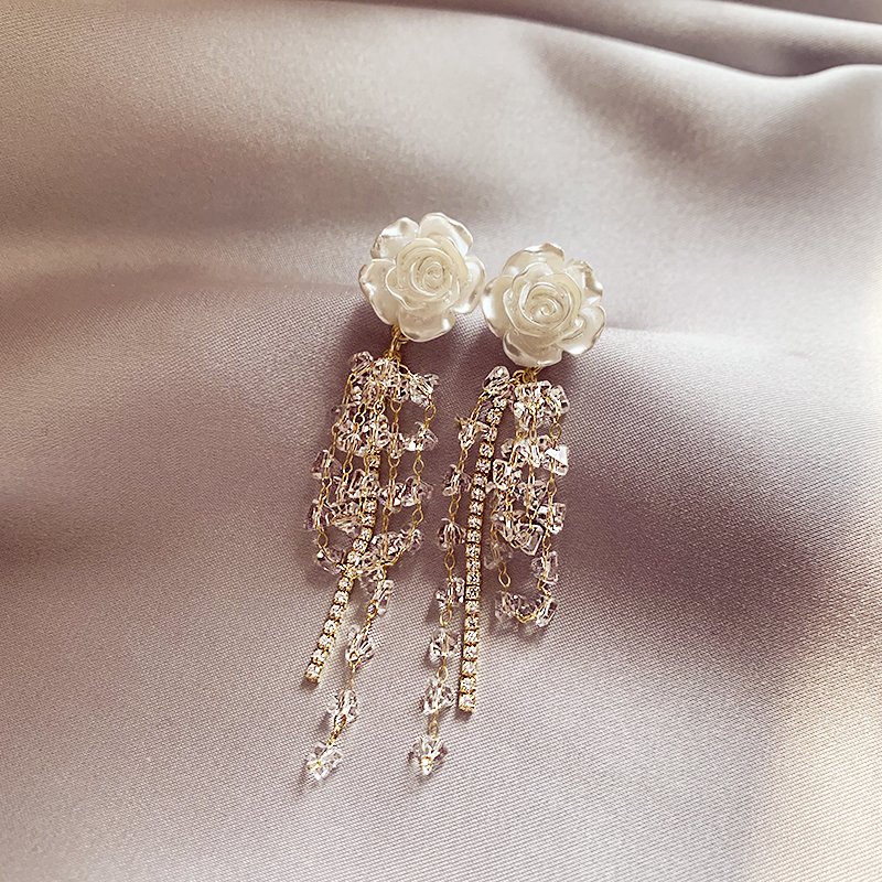 White camellia tassel earrings for women with a high-end feel, light luxury, niche earrings, 2024 new popular style, temperament earrings