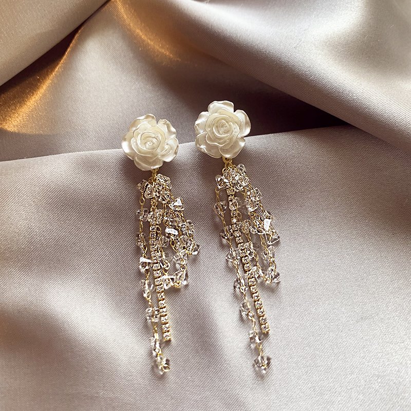 White camellia tassel earrings for women with a high-end feel, light luxury, niche earrings, 2024 new popular style, temperament earrings