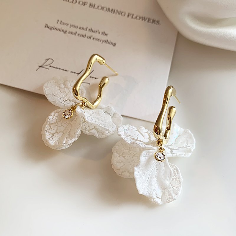 White petal earrings for women with a light luxury temperament and exaggerated earrings. 2024 new popular item with a sense of luxury, fashionable and unique earrings