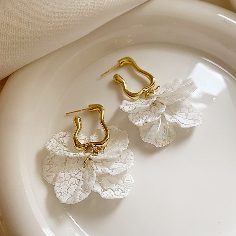 White petal earrings for women with a light luxury temperament and exaggerated earrings. 2024 new popular item with a sense of luxury, fashionable and unique earrings