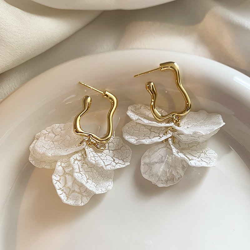 White petal earrings for women with a light luxury temperament and exaggerated earrings. 2024 new popular item with a sense of luxury, fashionable and unique earrings