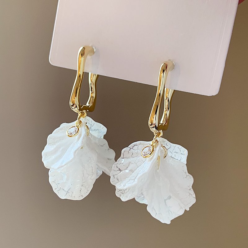 White petal earrings for women with a light luxury temperament and exaggerated earrings. 2024 new popular item with a sense of luxury, fashionable and unique earrings