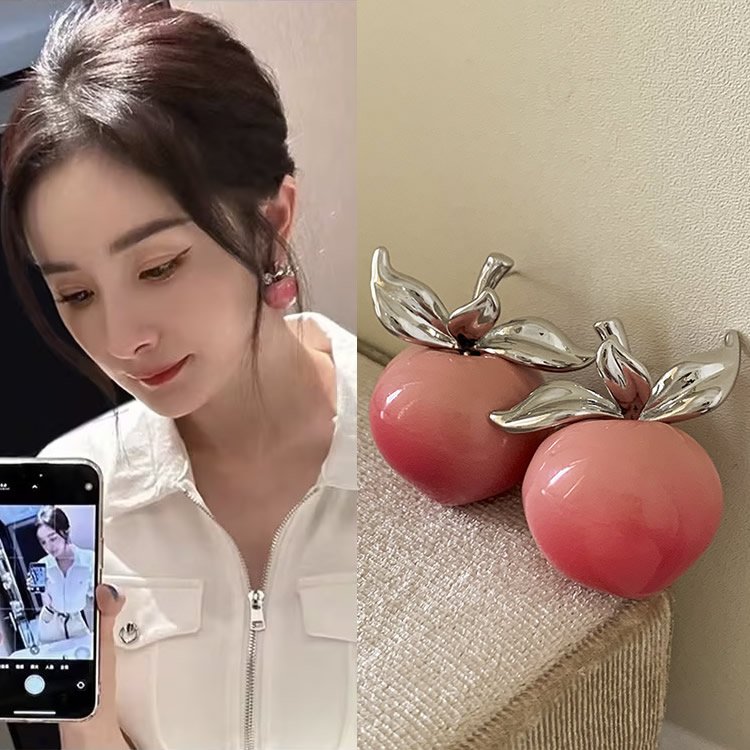 Yang Mi's Same Peach Earnail Female 2024 New Explosive Style Earrings with Light Luxury and High Sense, Unique Earrings for a Small Market